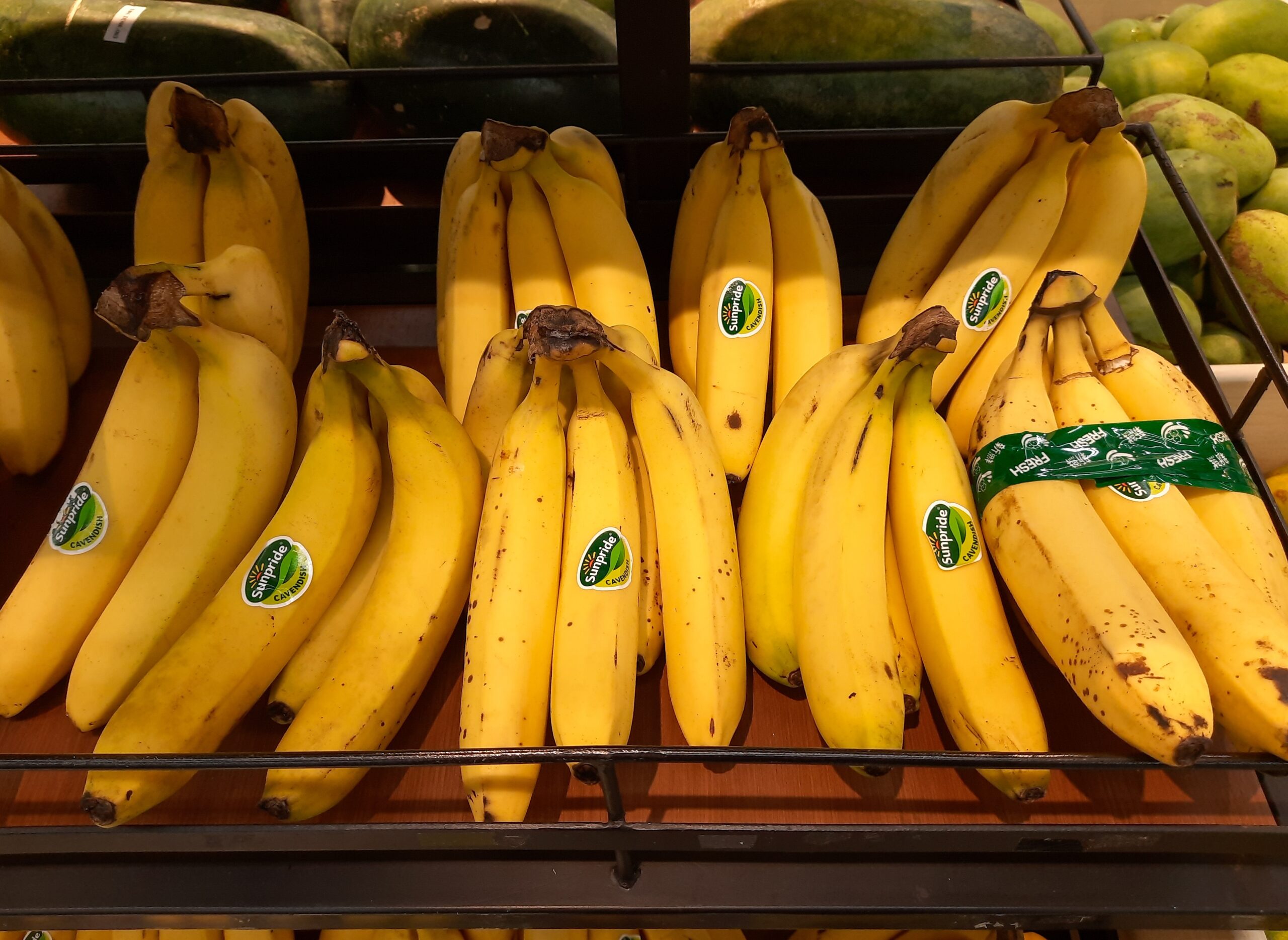Banane Cavendish pe raftul unui supermarket