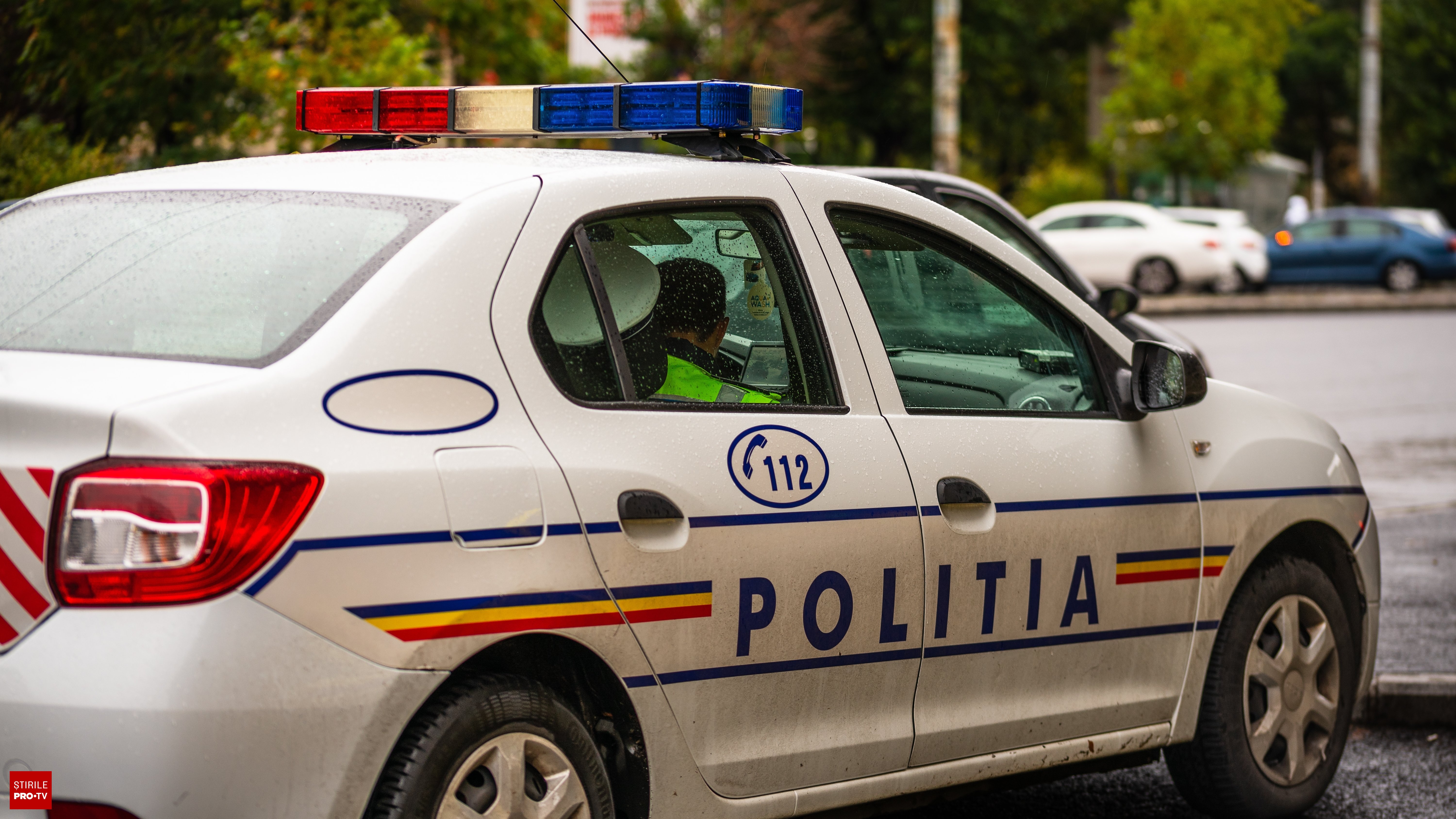 Mașină zgâriată pe o stradă din Cluj-Napoca
