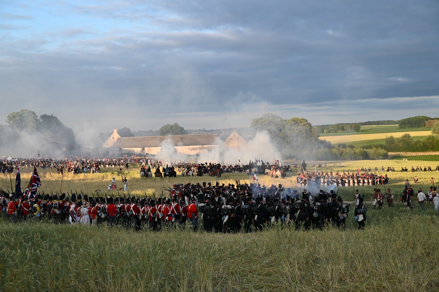 Ilustrație cu bătălia de la Waterloo și grafic bursier