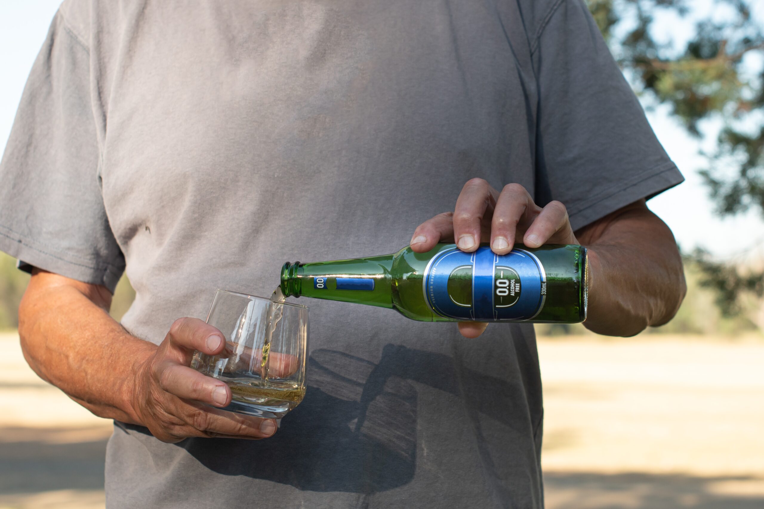 Halba de bere fără alcool lângă ingrediente naturale