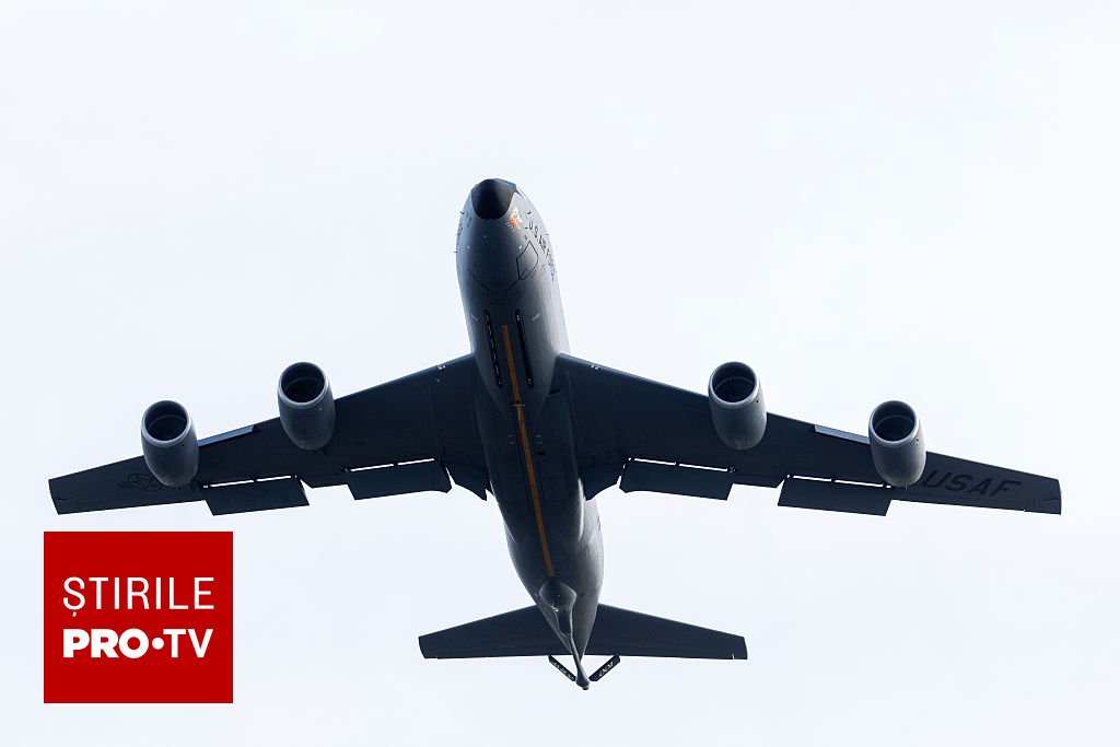 Avion pe pistă cu terminalul în fundal