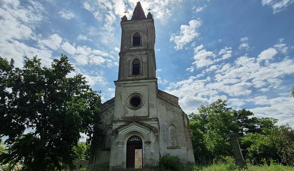 Biserica germană Sfântul Gheorghe din Malcoci, în stare avansată de degradare