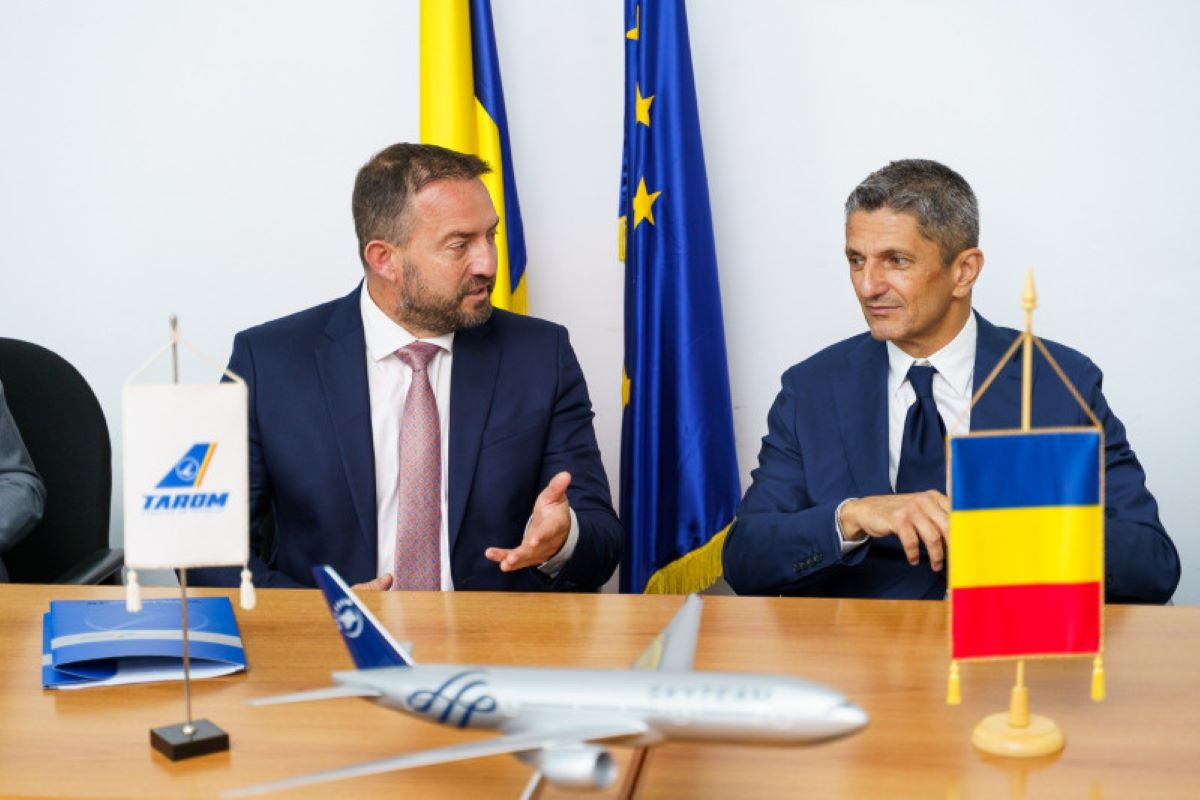 Aeronava Boeing 737 MAX a TAROM cu numele Mircea Lucescu