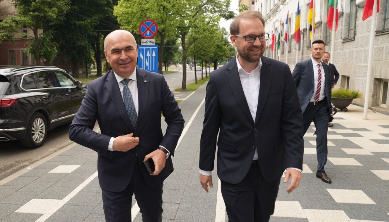 Ilie Bolojan la o conferință de presă