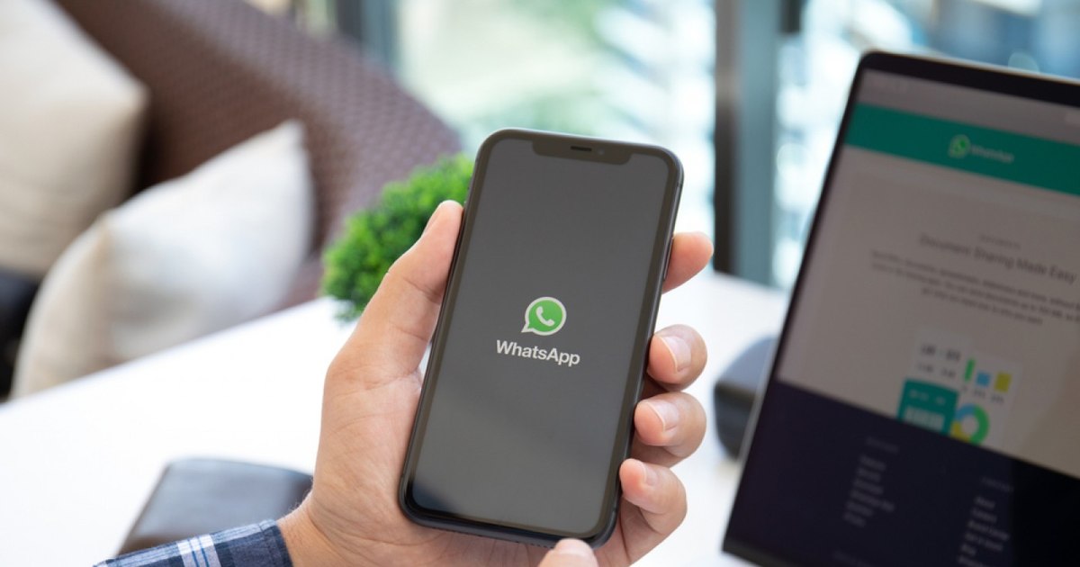 Telefoane mobile, laptopuri și console de jocuri pe un fundal tehnologic