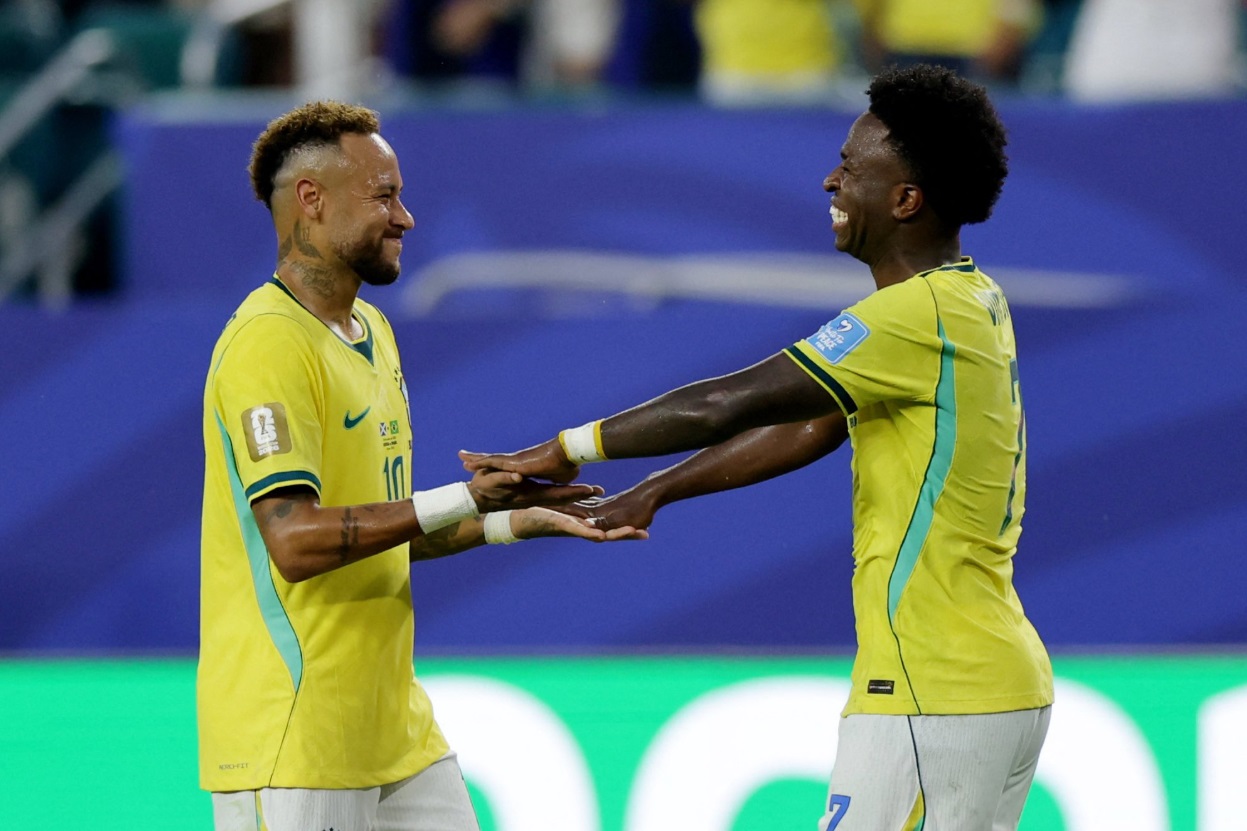 Jucătorii Braziliei sărbătoresc golul marcat de Vinícius Júnior în meciul cu Scoția
