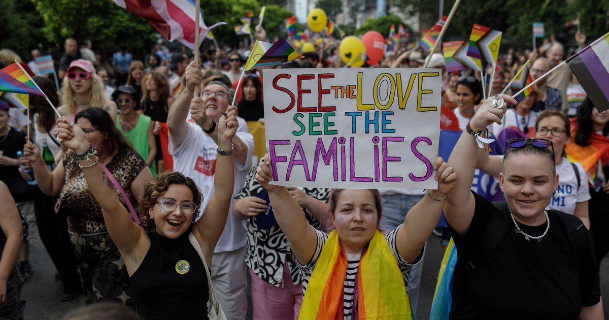 Participanți la Marșul Diversității Bucharest Pride, cu steaguri curcubeu, pe Calea Victoriei