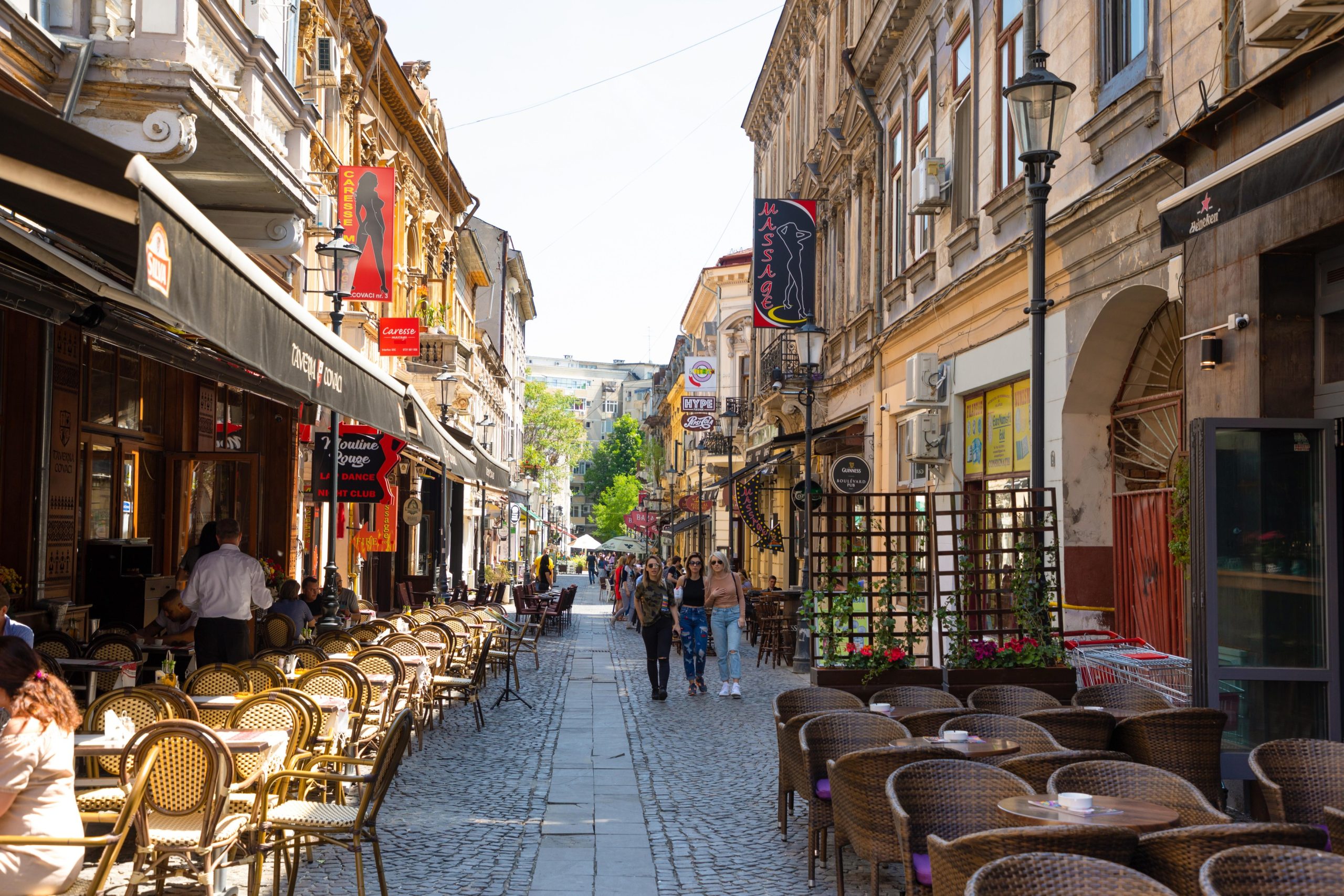 Terasă în București cu mobilier din lemn și metal, fără boxe vizibile