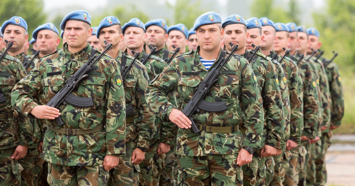 Soldați bulgari în timpul unui exercițiu militar