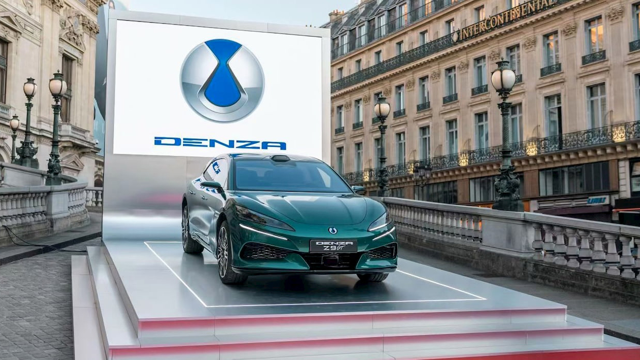 Denza Z9 GT, break electric de lux BYD, în fața unui peisaj urban