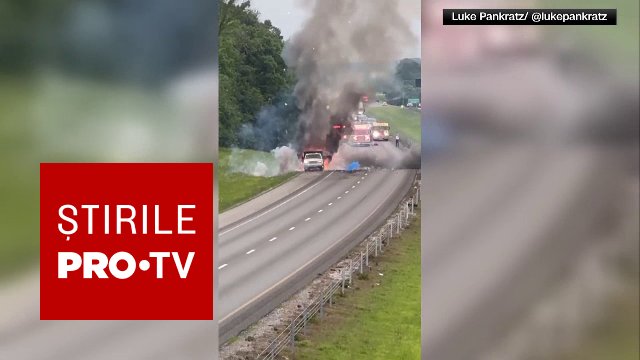 Camion în flăcări cu artificii explodând pe o autostradă din SUA
