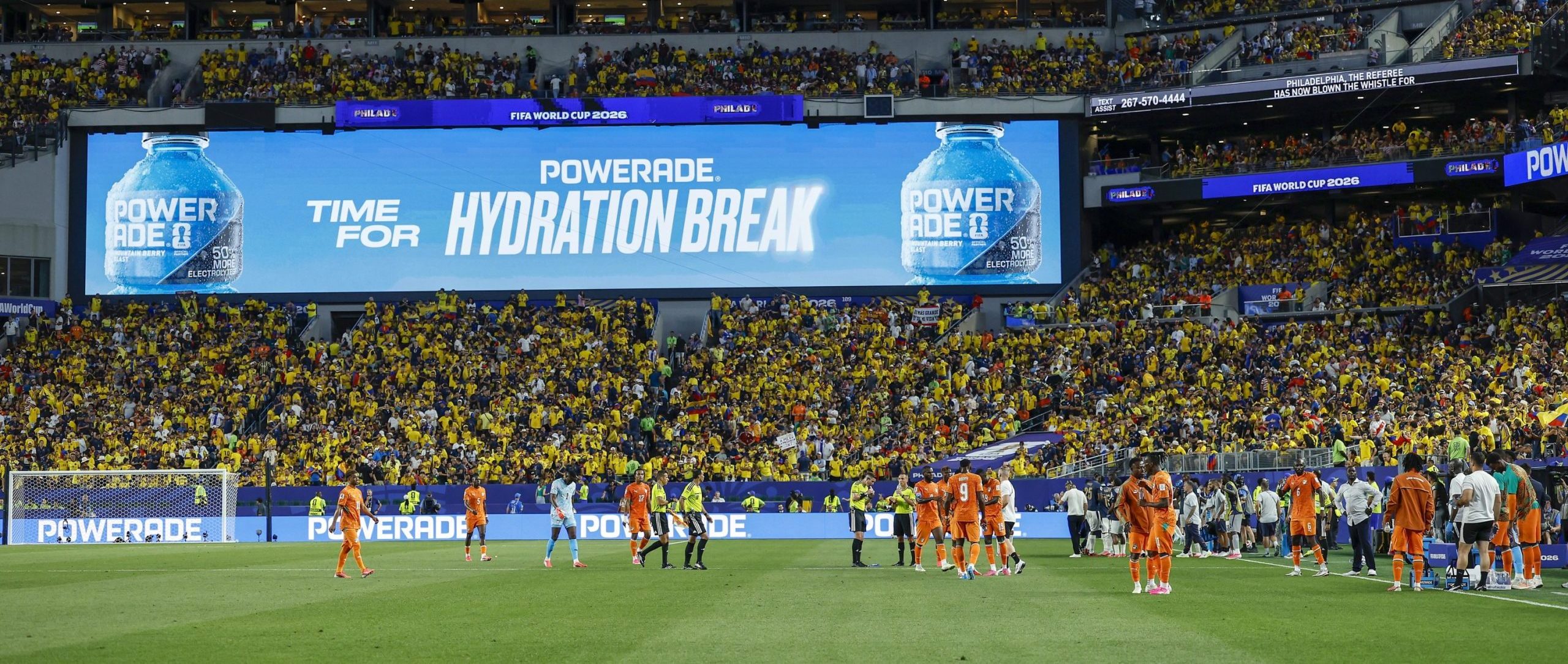 Stadion de fotbal cu sigla FIFA și reclame