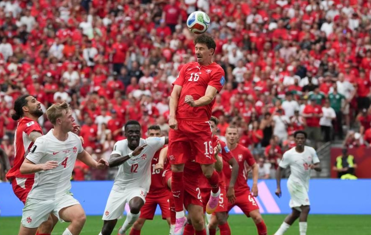 Jucători canadieni și elvețieni în timpul meciului de fotbal