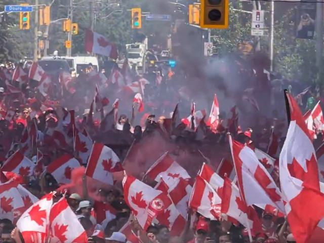 Fanii canadieni se îndreaptă spre stadionul BMO Field pentru meciul de Cupă Mondială