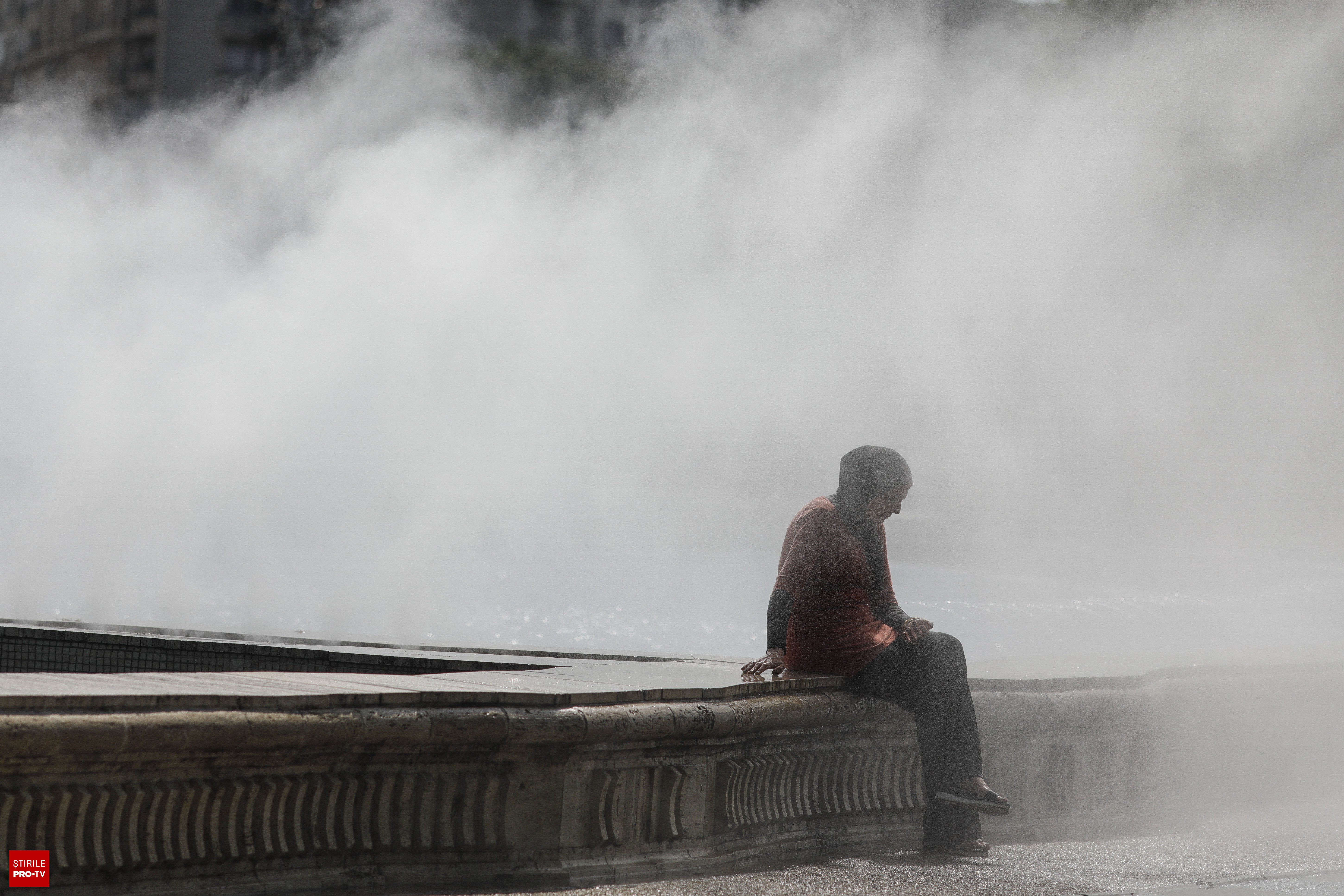 Termometru care arată 40 de grade Celsius pe fundalul unui oraș în timpul caniculei