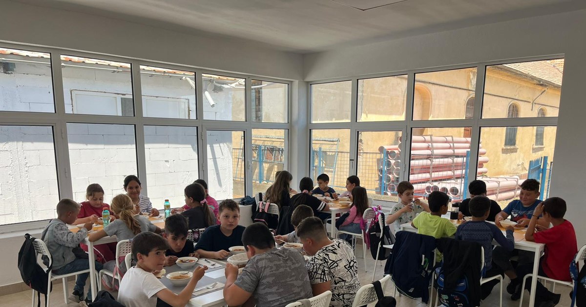 Copii mâncând la cantina socială din Galicea Mare, Dolj