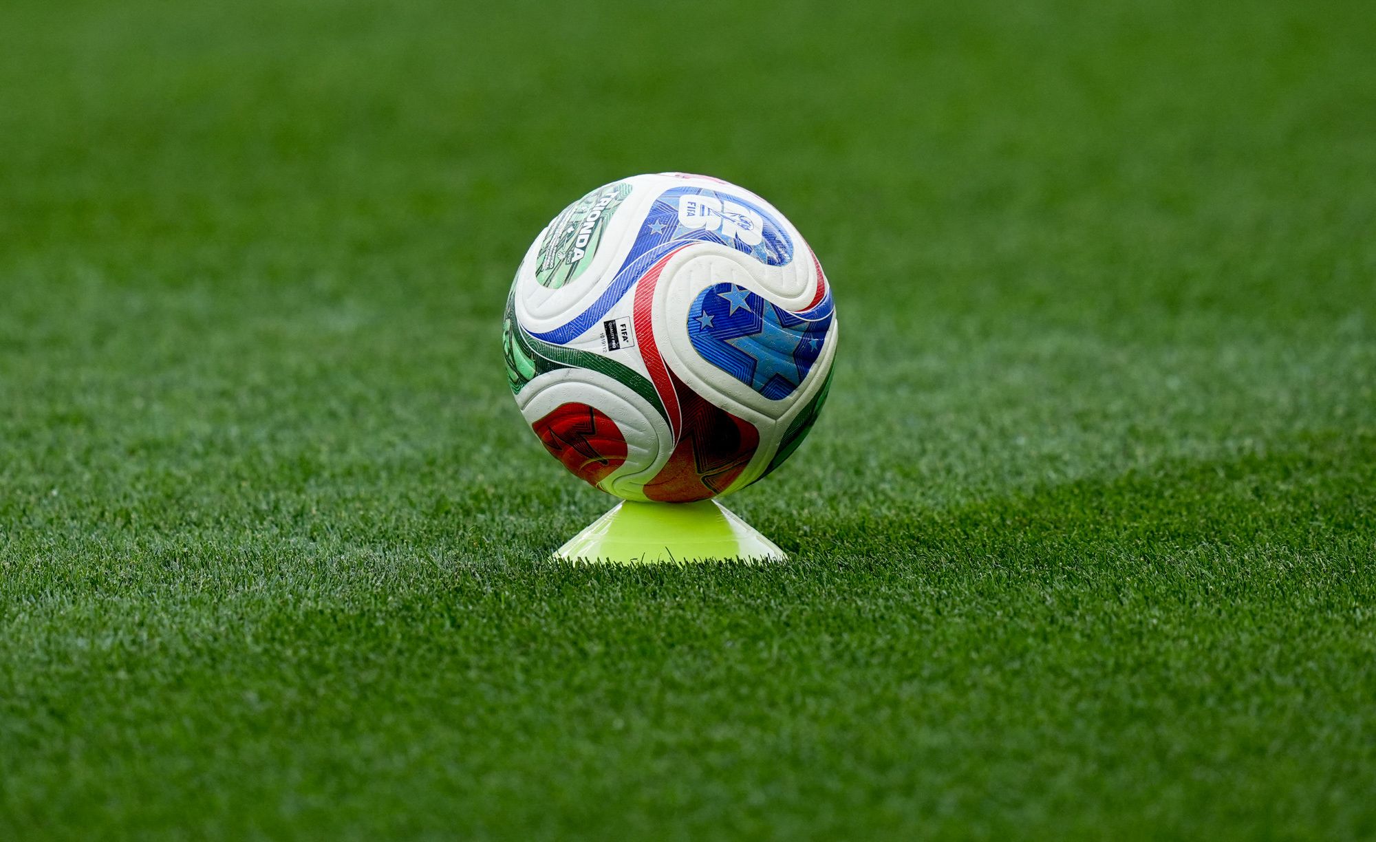 Tricouri de fotbal contrafăcute confiscate de poliție