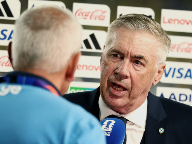 Carlo Ancelotti, antrenorul Braziliei, pe marginea terenului în timpul meciului Brazilia - Haiti