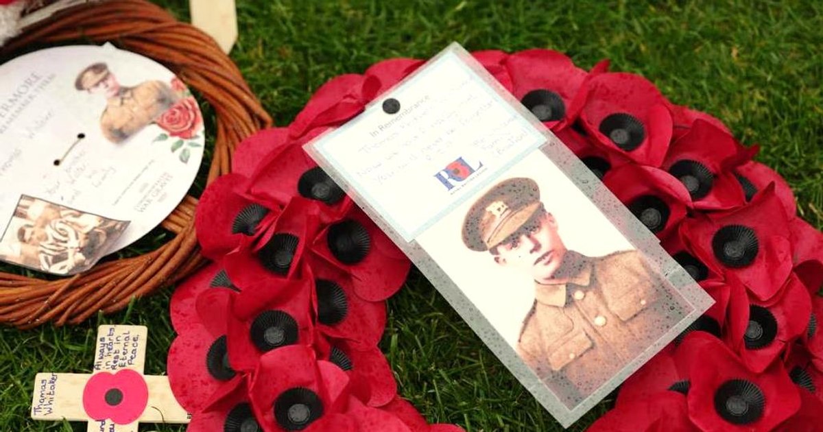 Piatra funerară a soldatului Thomas Whitaker la Cimitirul Tyne Cot din Belgia
