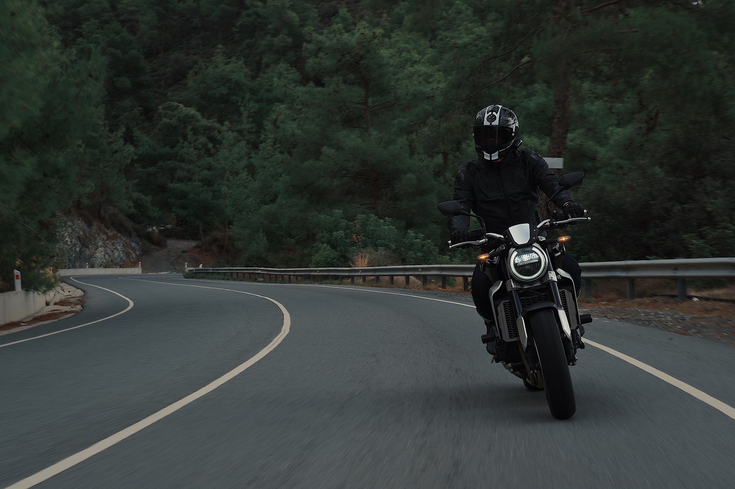 Casca pe asfalt, semnal internațional de ajutor pentru motocicliști. Ce trebuie să știe șoferii