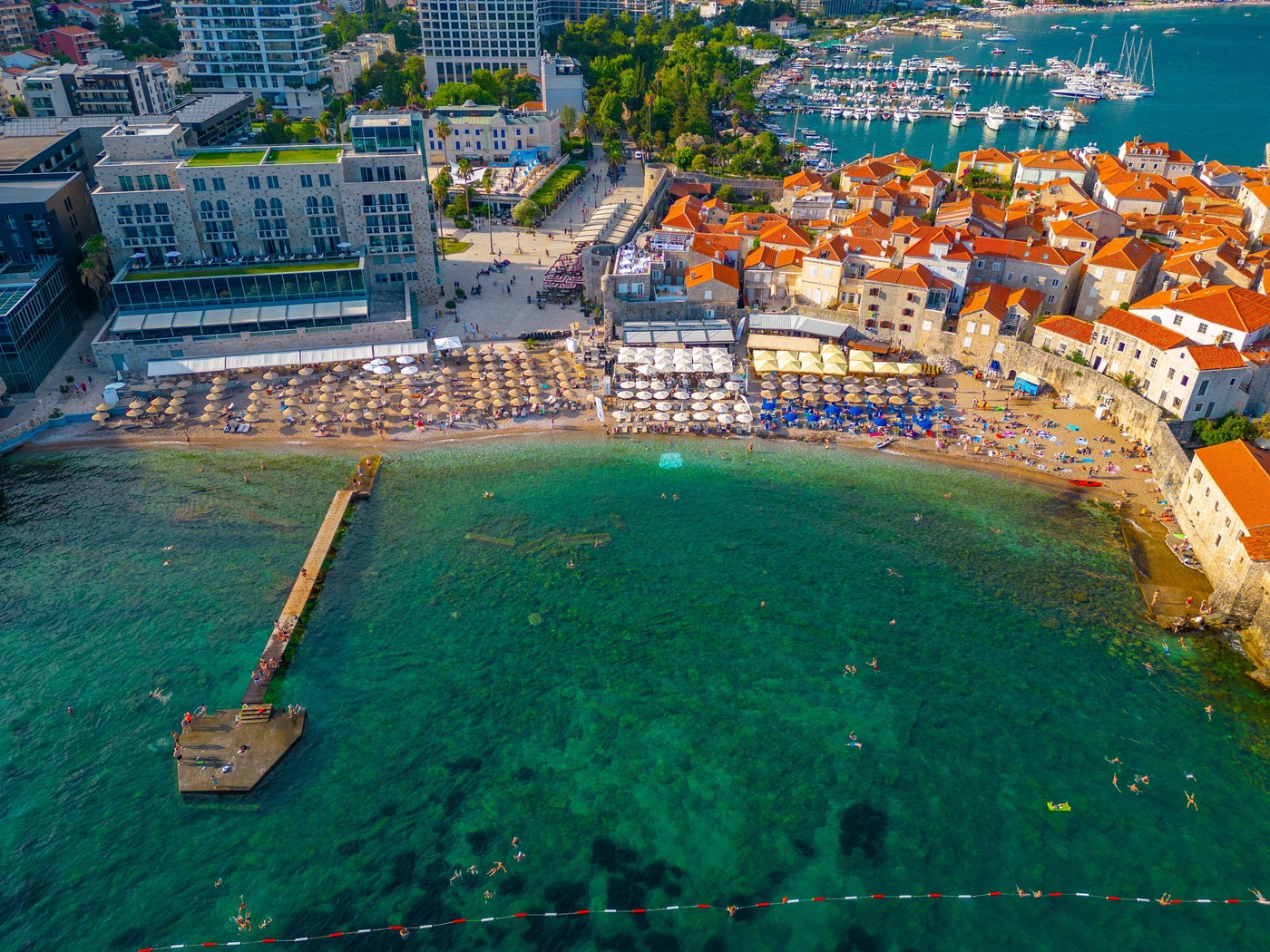 Cât costă un șezlong în Muntenegru în vara lui 2025. Prețurile pe plajele din Budva