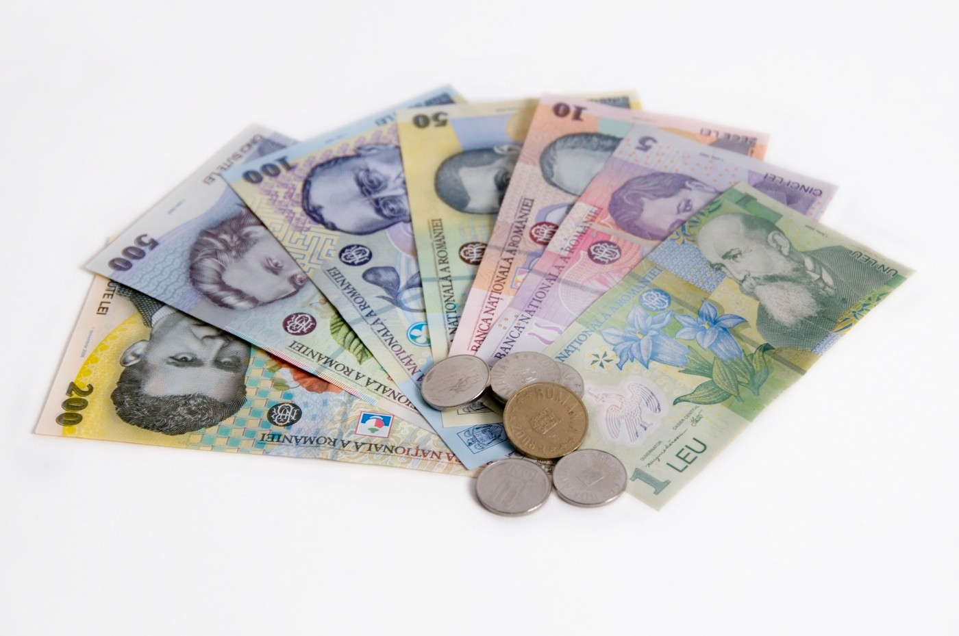 O persoană pune bani într-un borcan de economii, simbolizând fondul de urgență