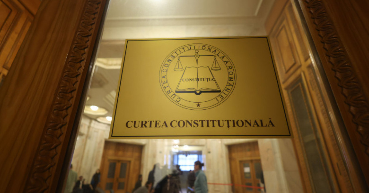 Judecătorii Curții Constituționale în ședință