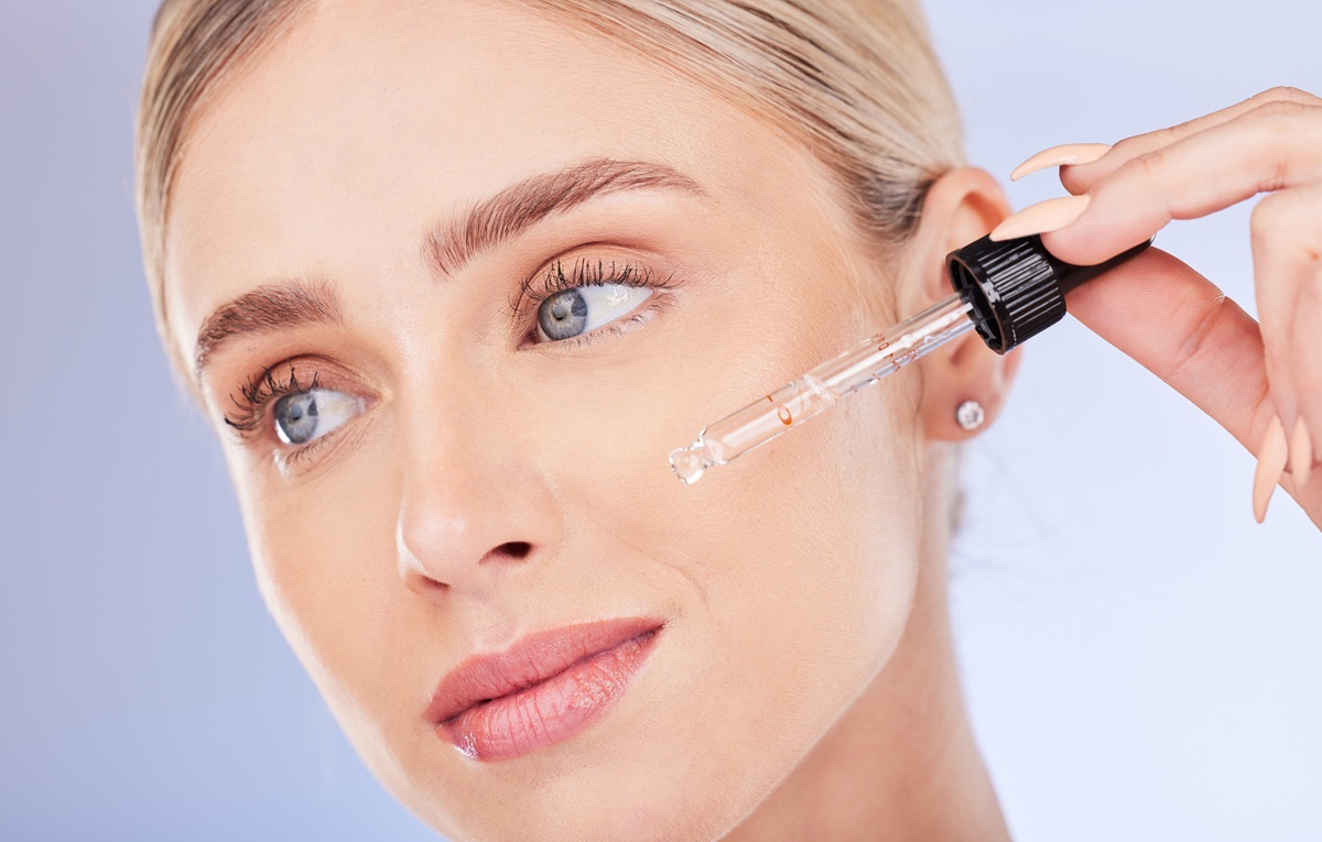 Produse cosmetice cu retinol pe o suprafață albă
