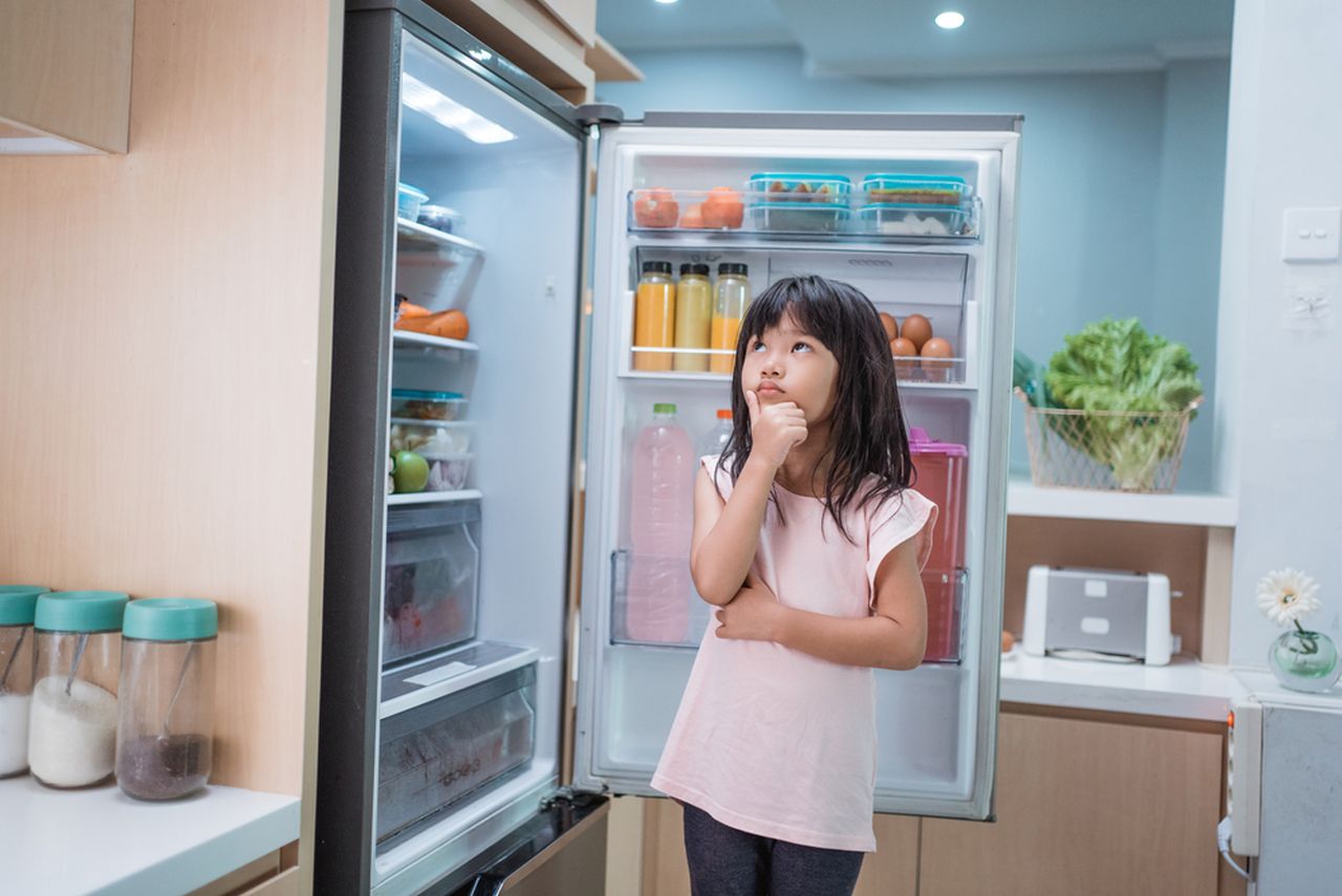 Ușă de frigider deschisă cu alimente în interior