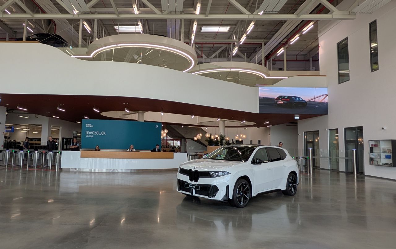 Cea mai avansată uzină BMW, la 42 km de România: panouri solare, roboți și sute de angajați români