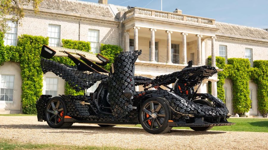 Macheta Lego Koenigsegg Sadair's Spear Megacar în mărime naturală pe circuitul Goodwood