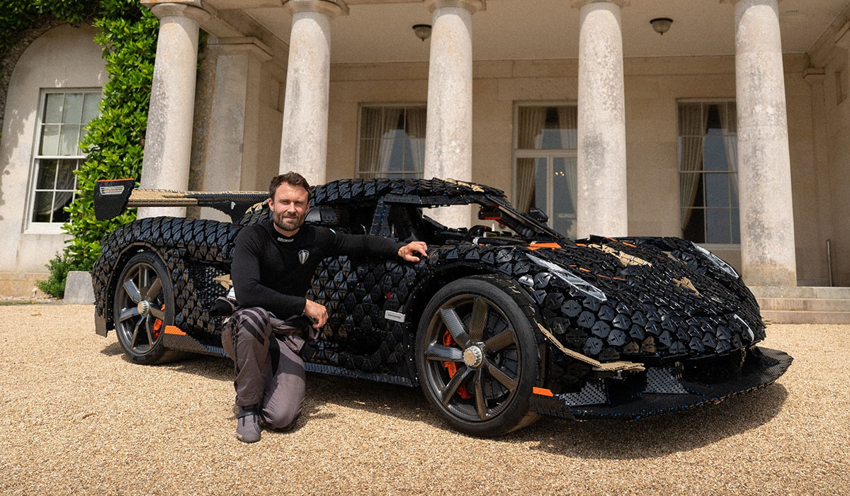 Mașină Lego Koenigsegg la scară reală pe pistă