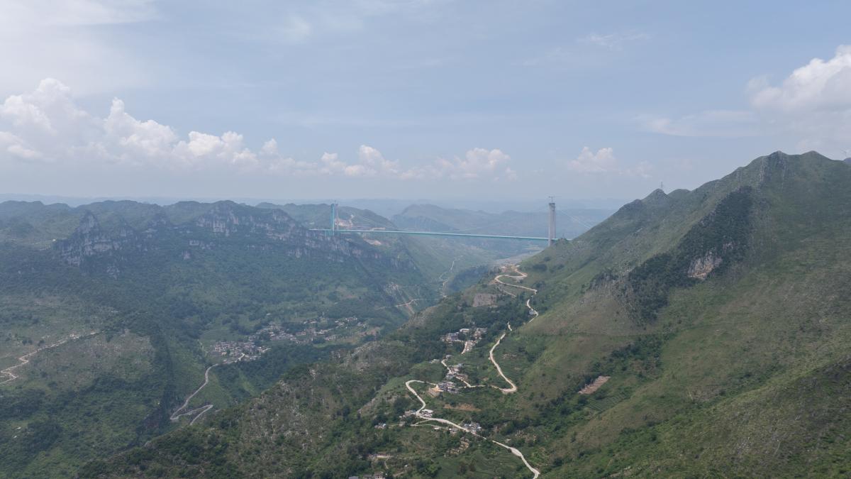 Cel mai înalt pod din lume, în China, atrage turiști și aduce internet de mare viteză în zone izolate
