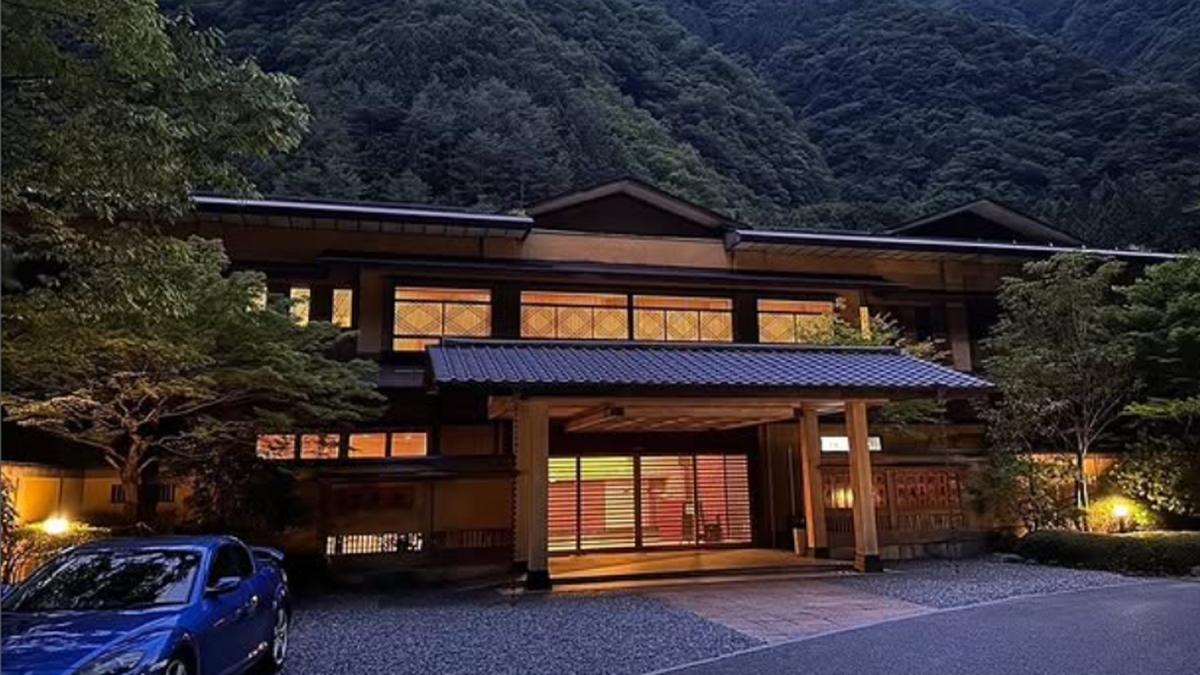Hotelul tradițional japonez Nishiyama Onsen Keiunkan, situat într-o vale montană, cu arhitectură din lemn și peisaj natural