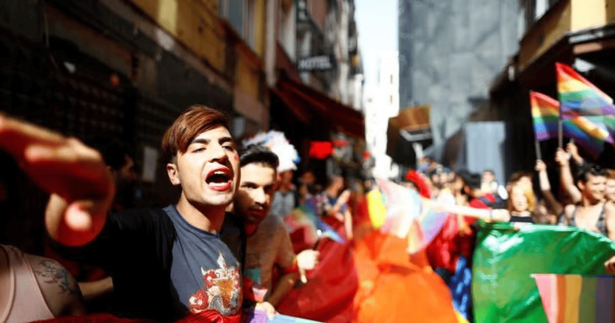 Protestatari la marșul Pride din Istanbul, cu bariere metalice în fundal