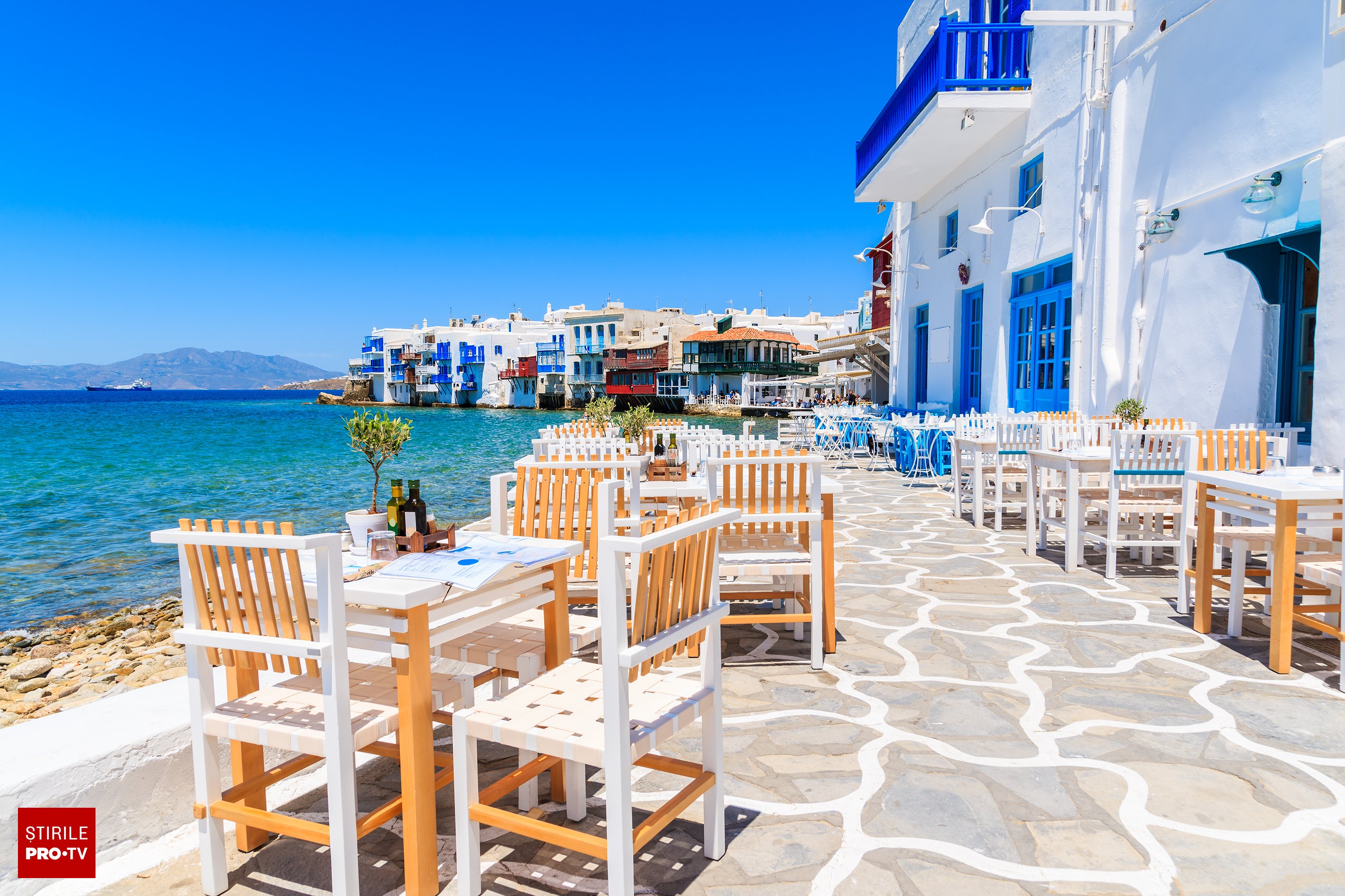 Plajă cu nisip fin și apă cristalină în Grecia