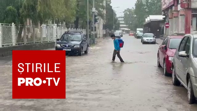 Stradă inundată în centrul orașului Tulcea după ploaie torențială