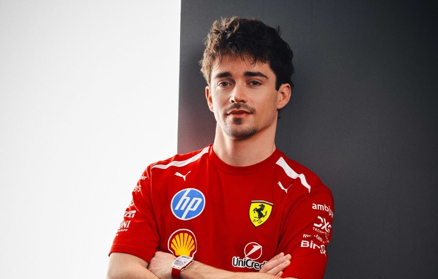 Charles Leclerc cu casca Ferrari pe circuit