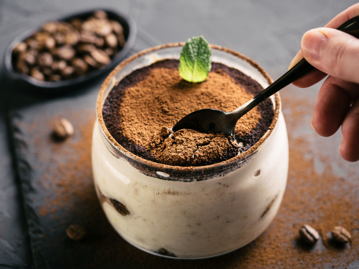 Felie de cheesecake cu cafea și ciocolată, decorată cu ciocolată rasă