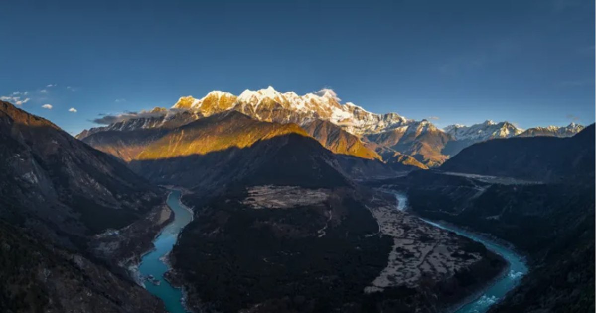 Peisaj din Platoul Tibetan cu nori și munți