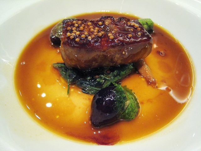 Fermier chinez cu un ficat de gâscă uriaș la o fermă de foie gras din Mengji, China