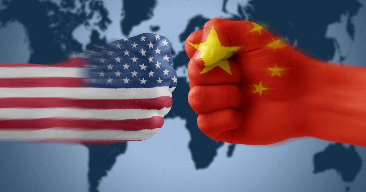 Drapelul Chinei fluturând lângă o clădire guvernamentală