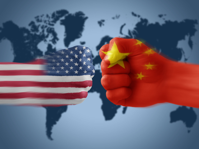 Drapelul Chinei și al SUA pe fundal