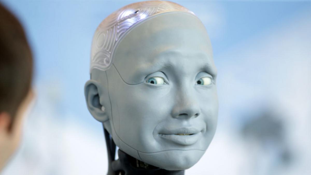 Robot umanoid cu un ecran care afișează un cod de identitate digitală