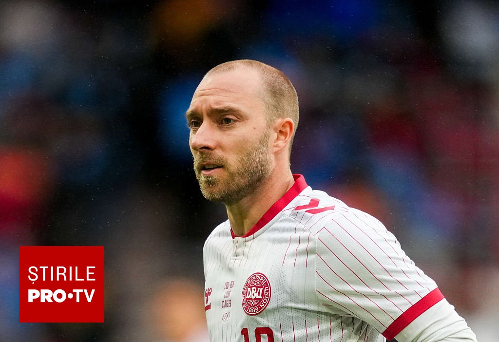 Christian Eriksen întins pe gazon, înconjurat de jucători îngrijorați