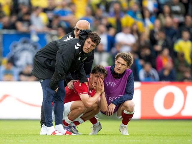 Christian Eriksen pe gazon după colaps