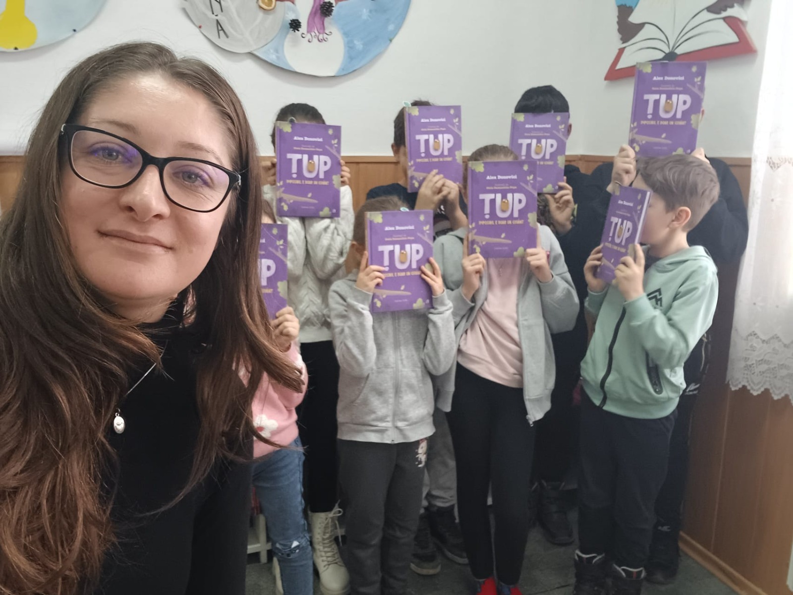 Învățătoarea Loredana Biliboc cu elevii în clubul de lectură