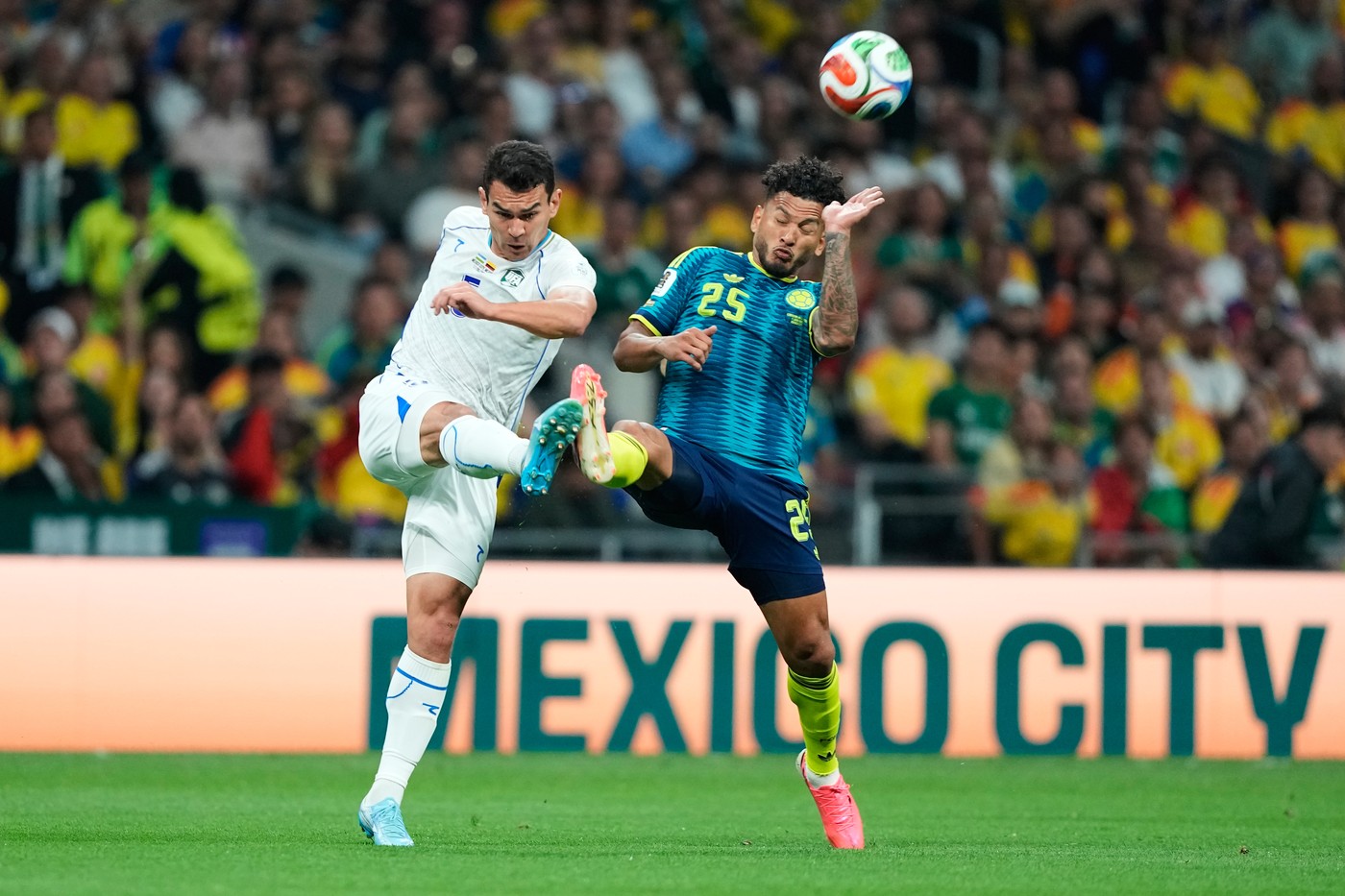 Jucătorii Columbiei sărbătoresc un gol în meciul cu Uzbekistan la CM 2026