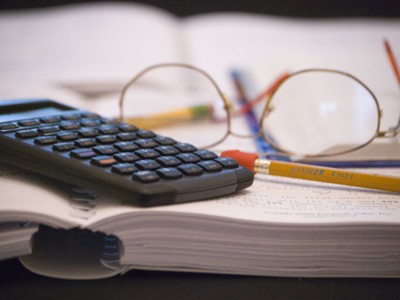 CNSP: Deficitul de cont curent se corectează pe termen mediu, ajutat de reducerea deficitului bugetar și cererea în scădere