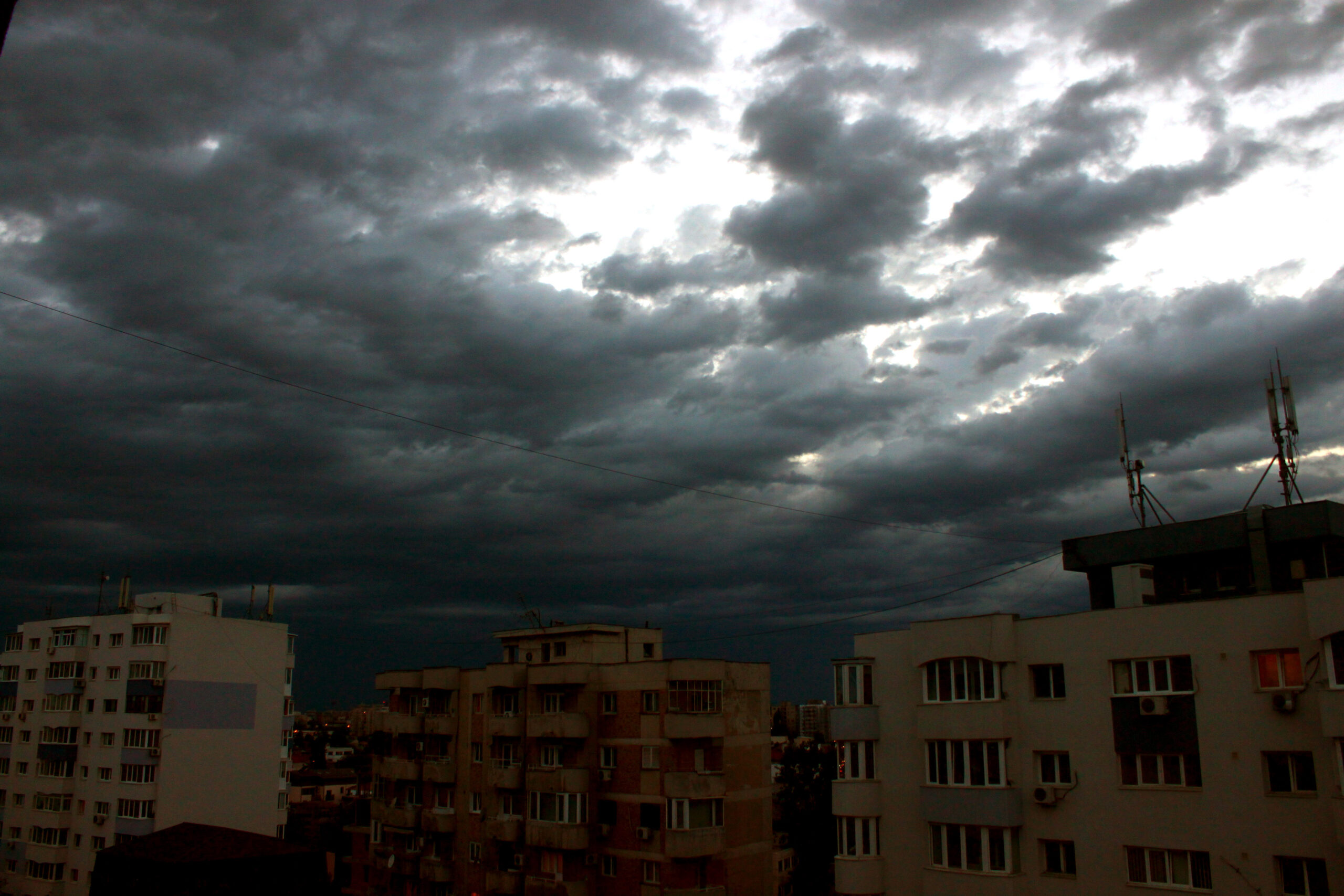 Hartă meteo cu cod portocaliu de furtuni în vestul României